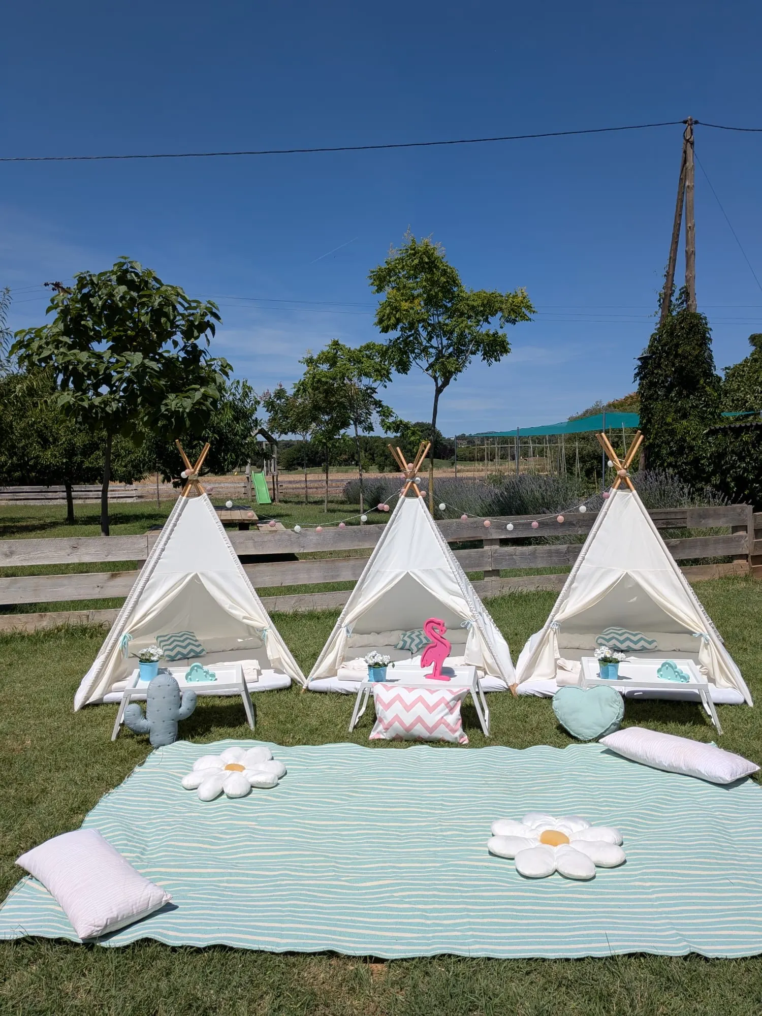 Ambient boho amb tipis – muntatge 10