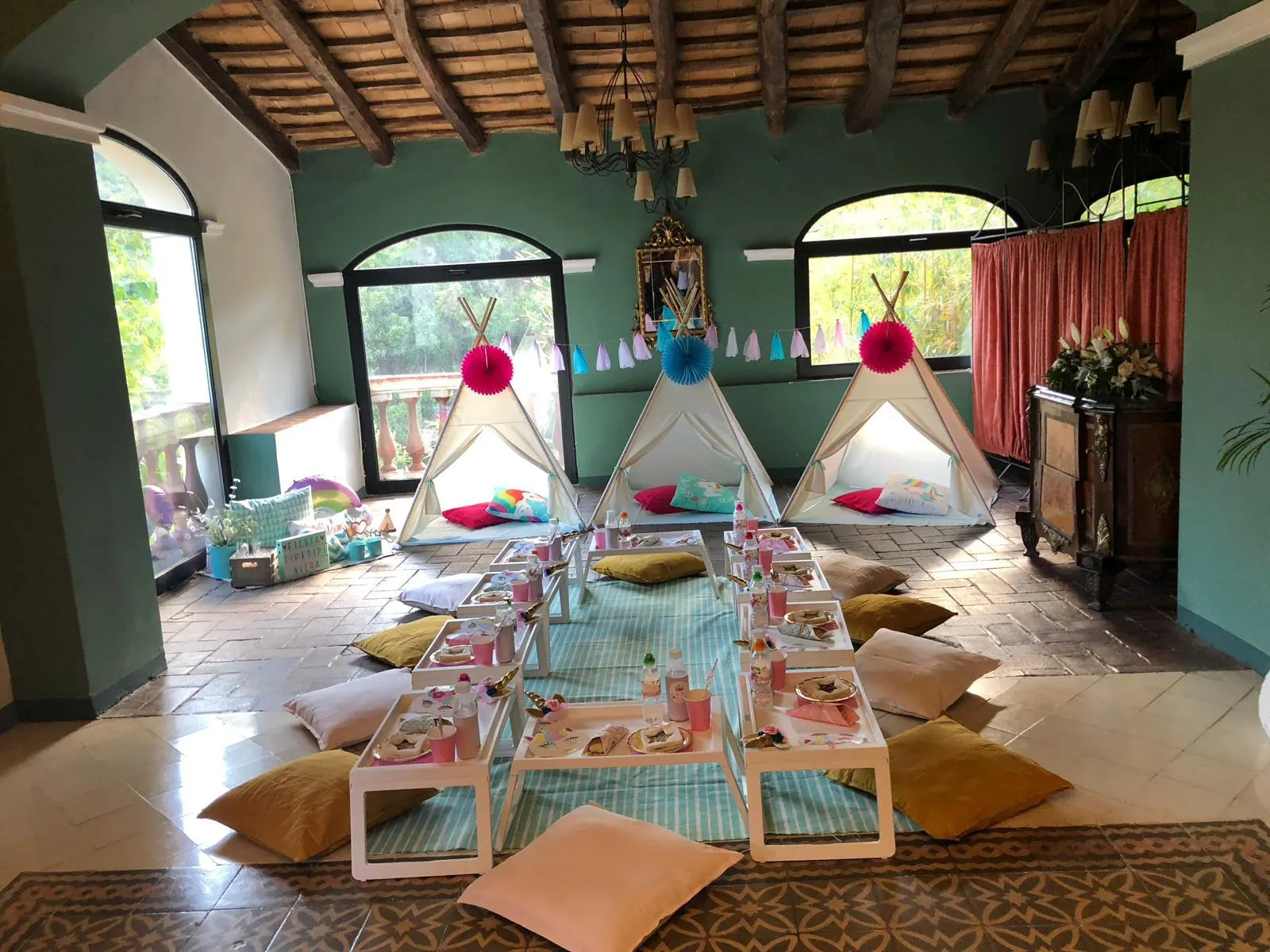Muntatge de tipis per a una festa – muntatge 1