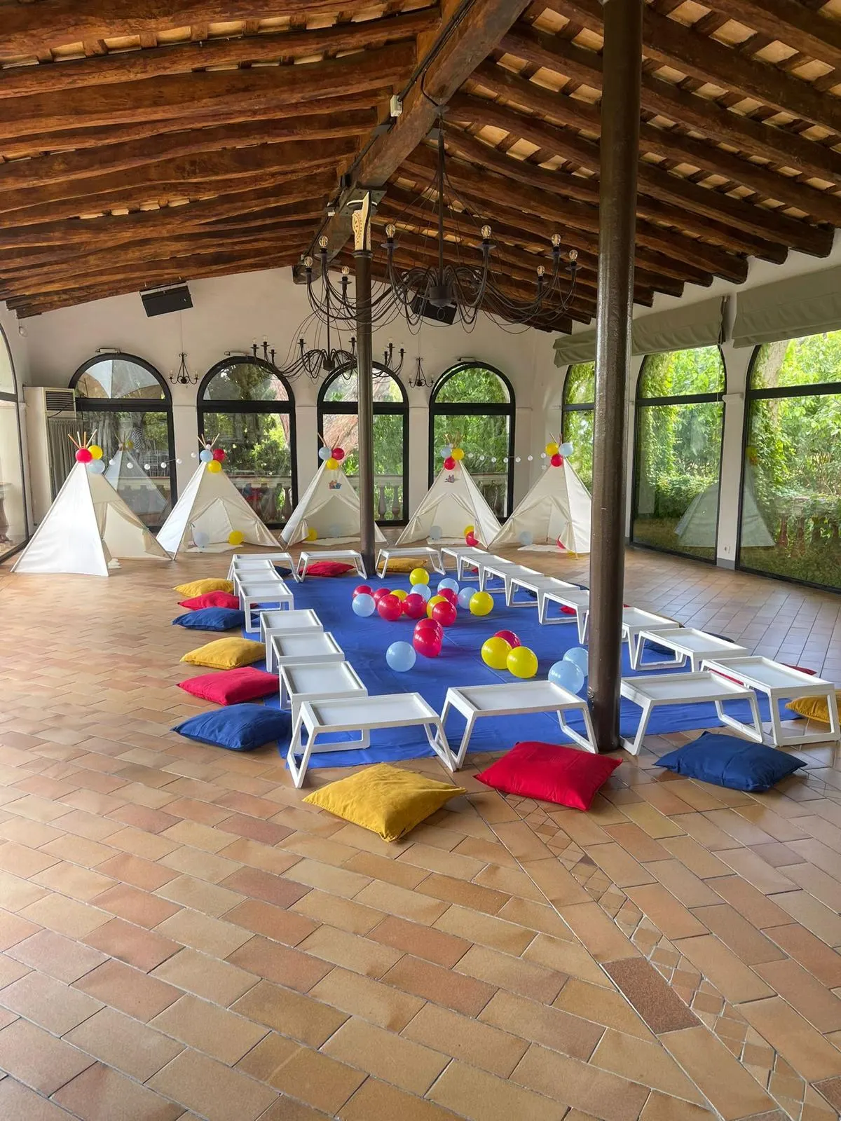 Muntatge de tipis per a una festa – muntatge 2