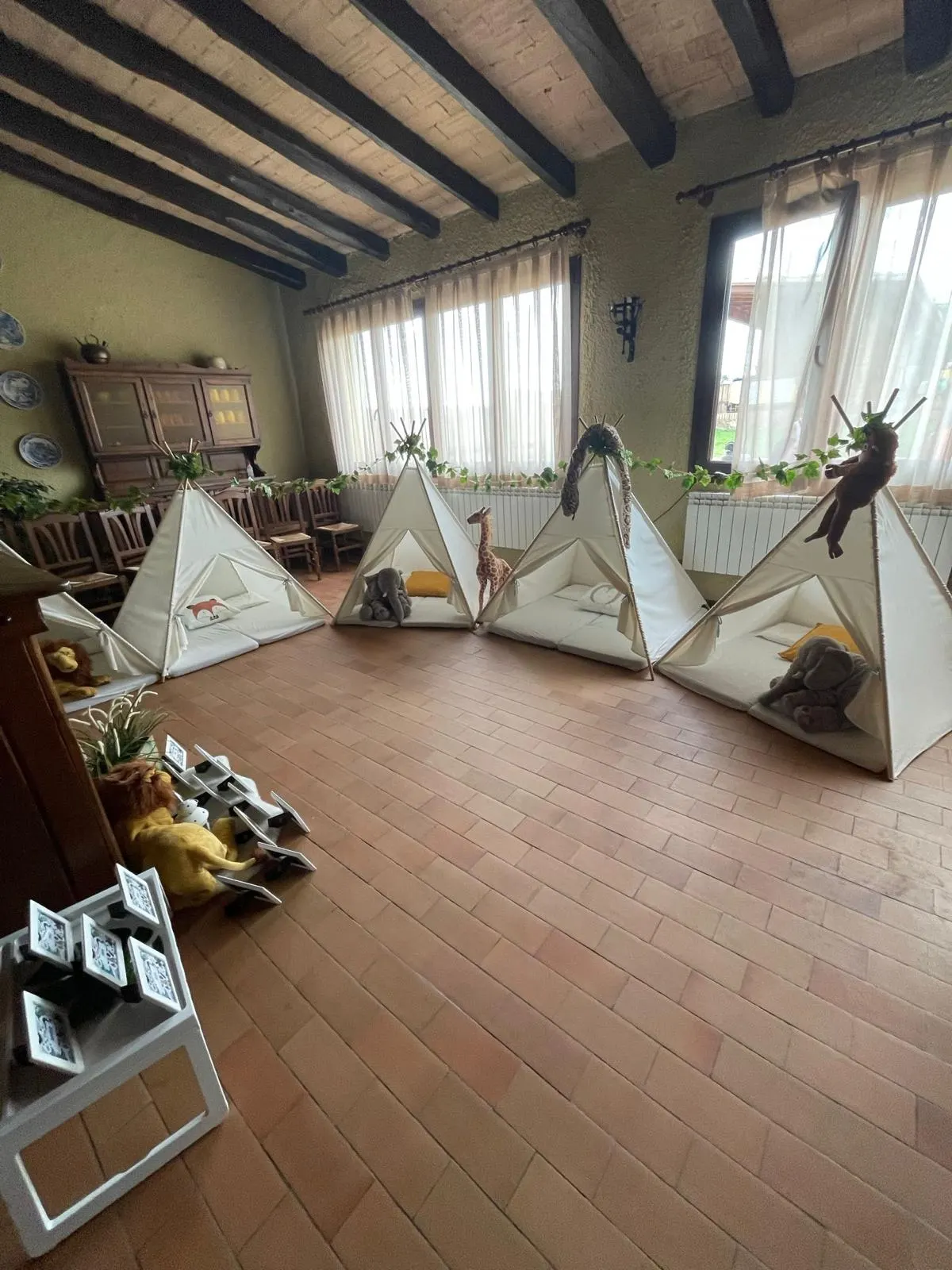 Muntatge de tipis per a una festa – muntatge 3