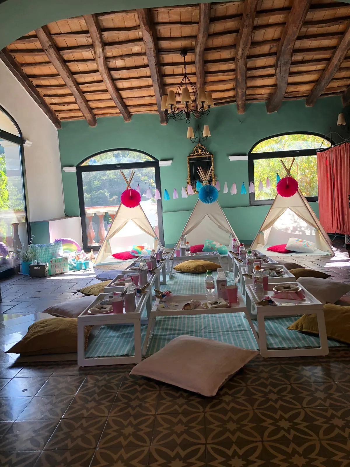 Muntatge de tipis per a una festa – muntatge 4