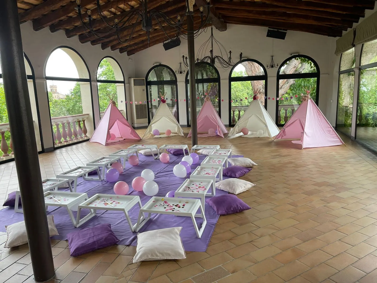 Muntatge de tipis per a una festa – muntatge 5