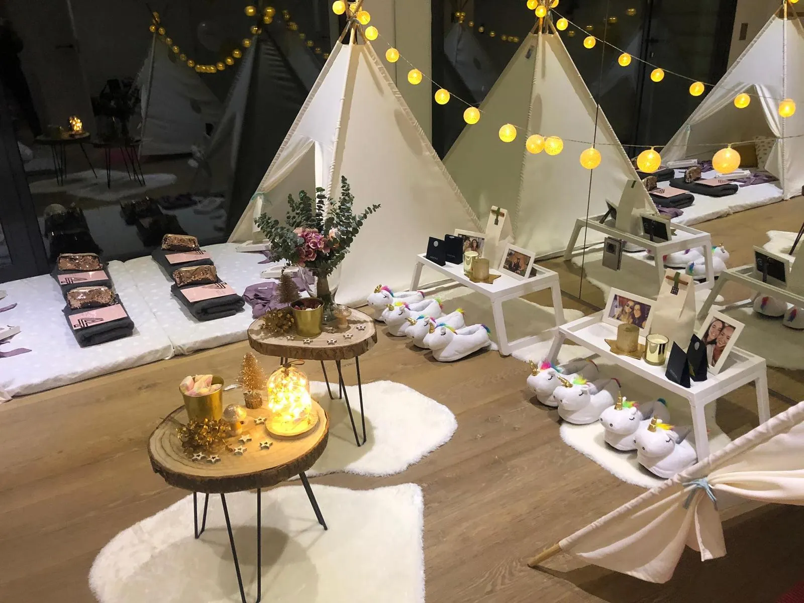 Muntatge de tipis per a una festa – muntatge 6