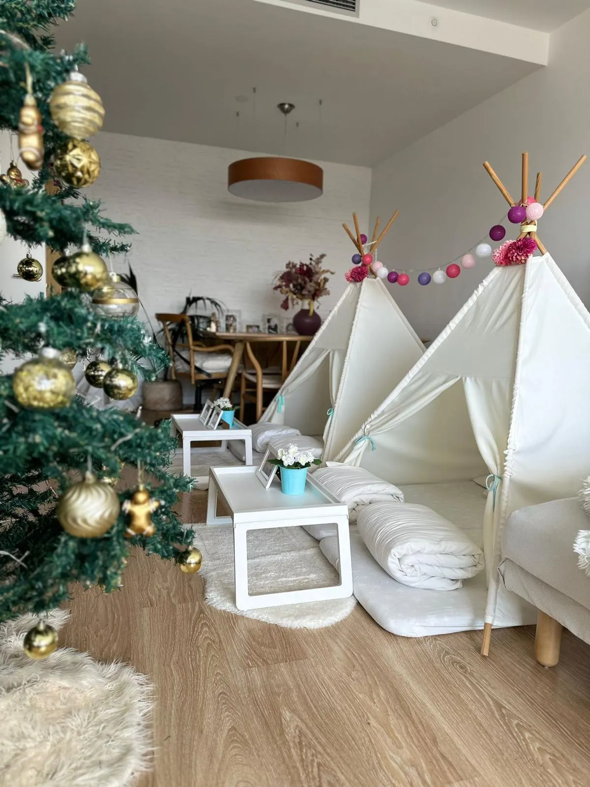 Muntatge de tipis per a una festa – muntatge 7