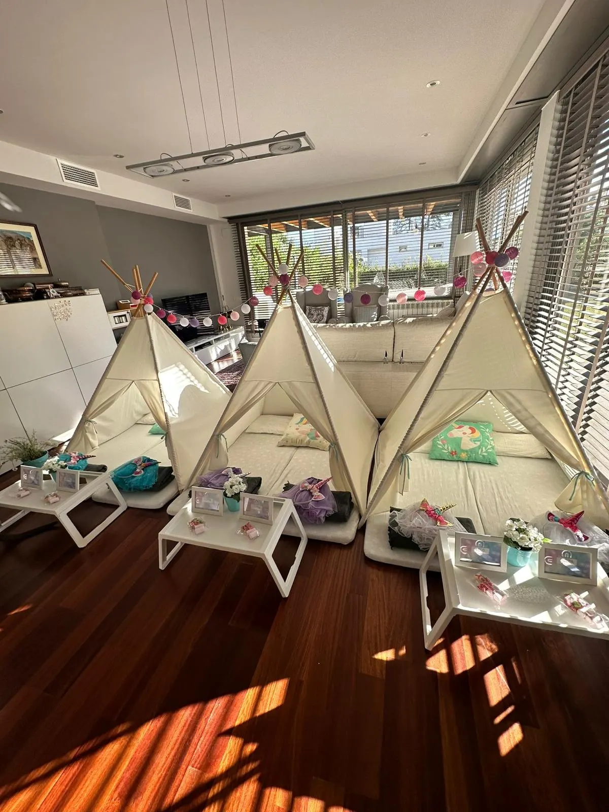 Muntatge de tipis per a una festa – muntatge 8