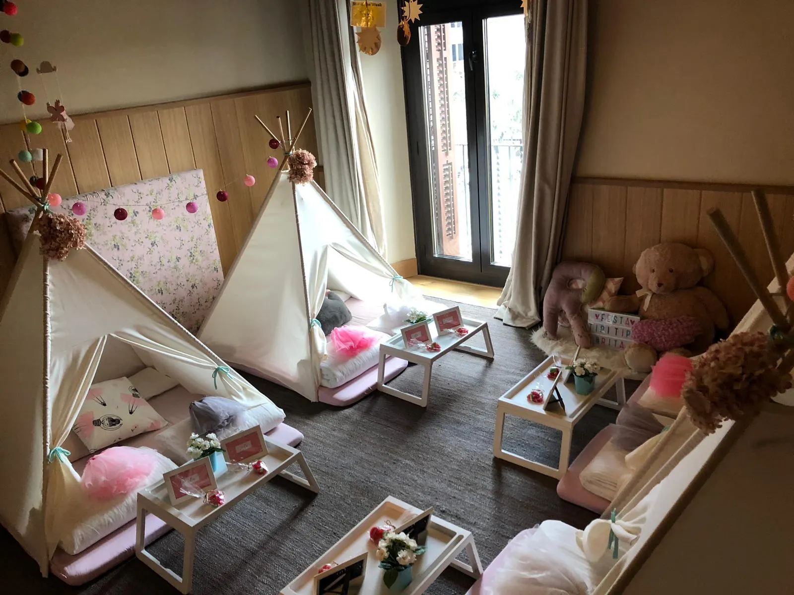 Muntatge de tipis per a una festa – muntatge 12