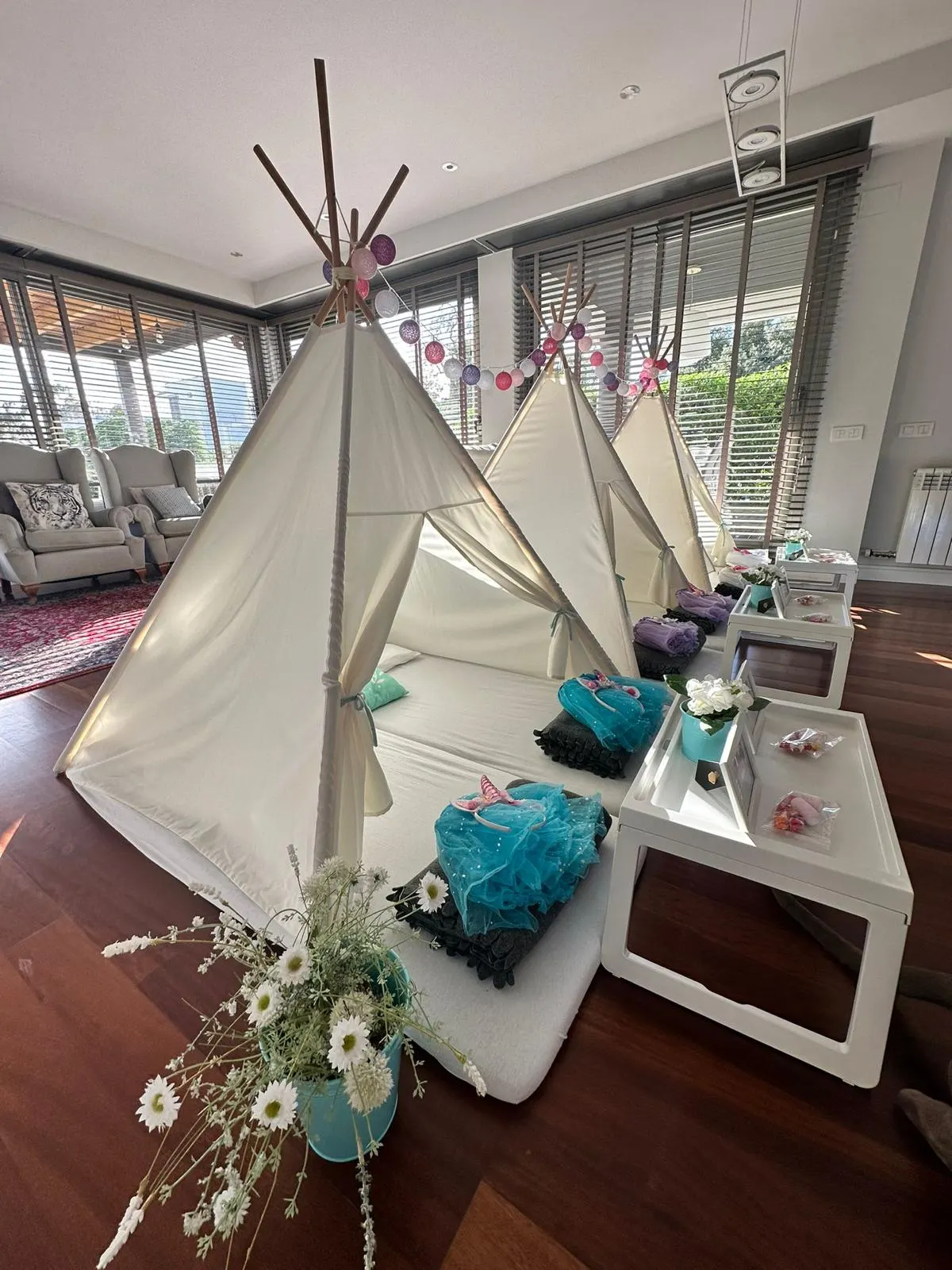 Muntatge de tipis per a una festa – muntatge 16