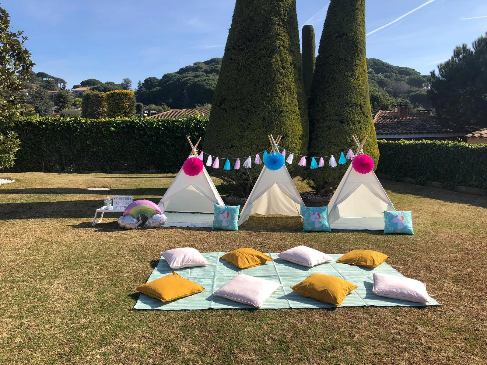 Muntatge de tipis per a una festa – muntatge 18