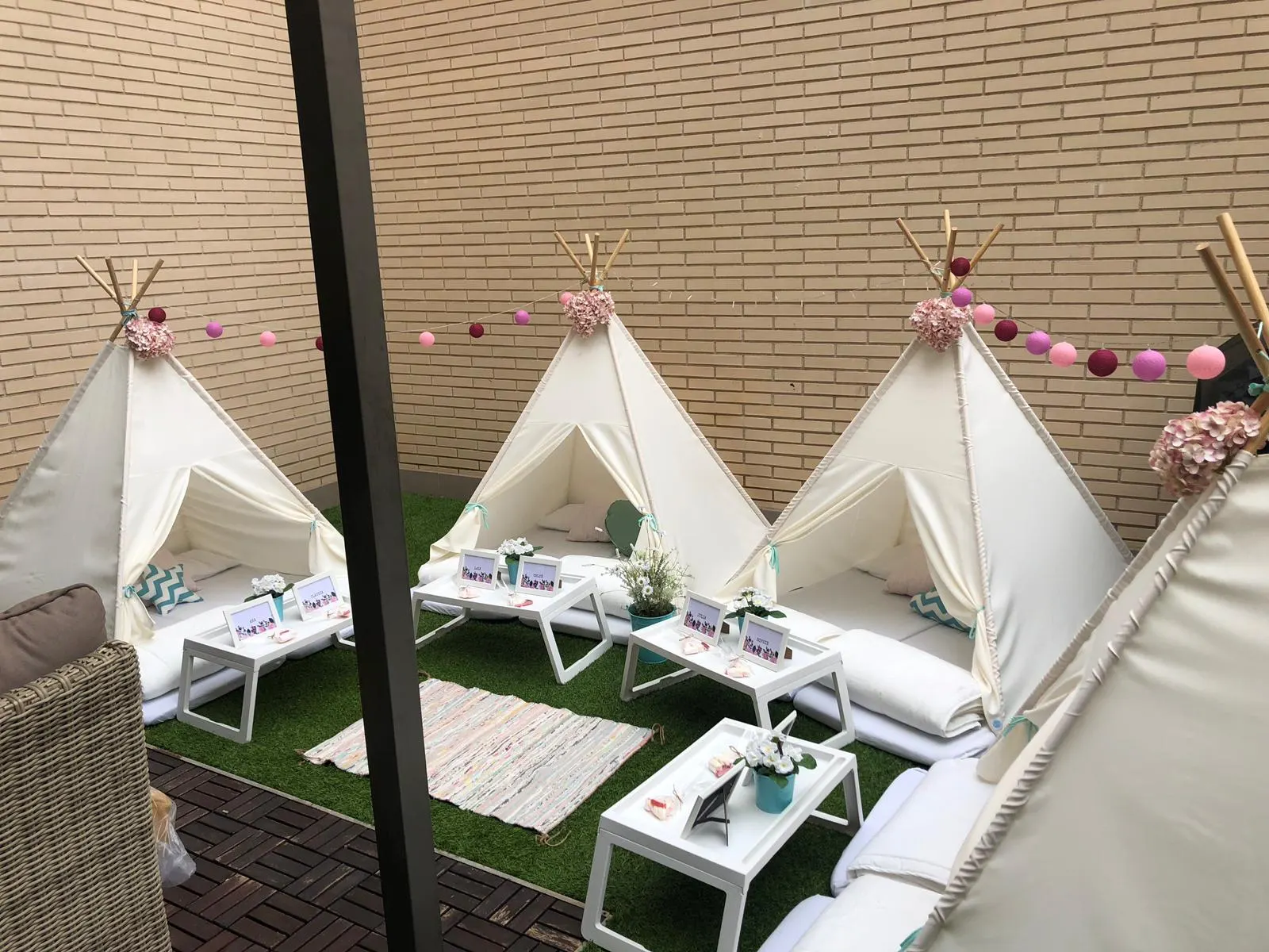 Muntatge de tipis per a una festa – muntatge 22