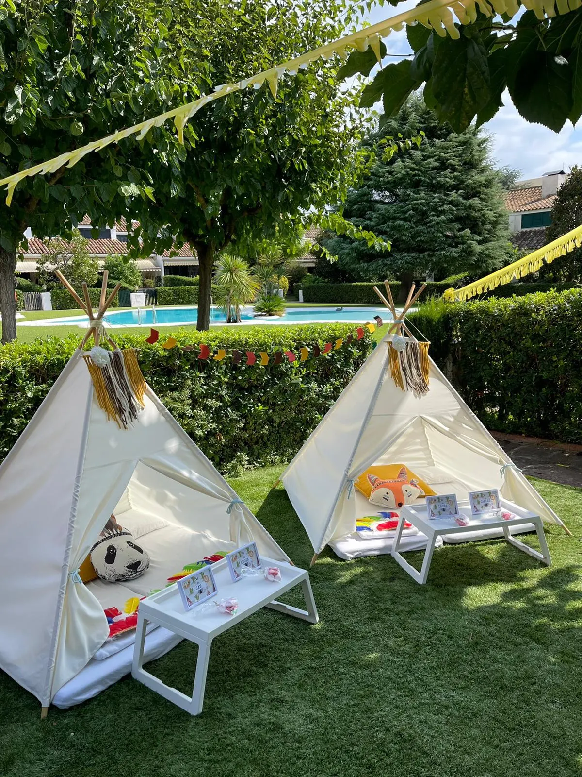 Muntatge de tipis per a una festa – muntatge 23