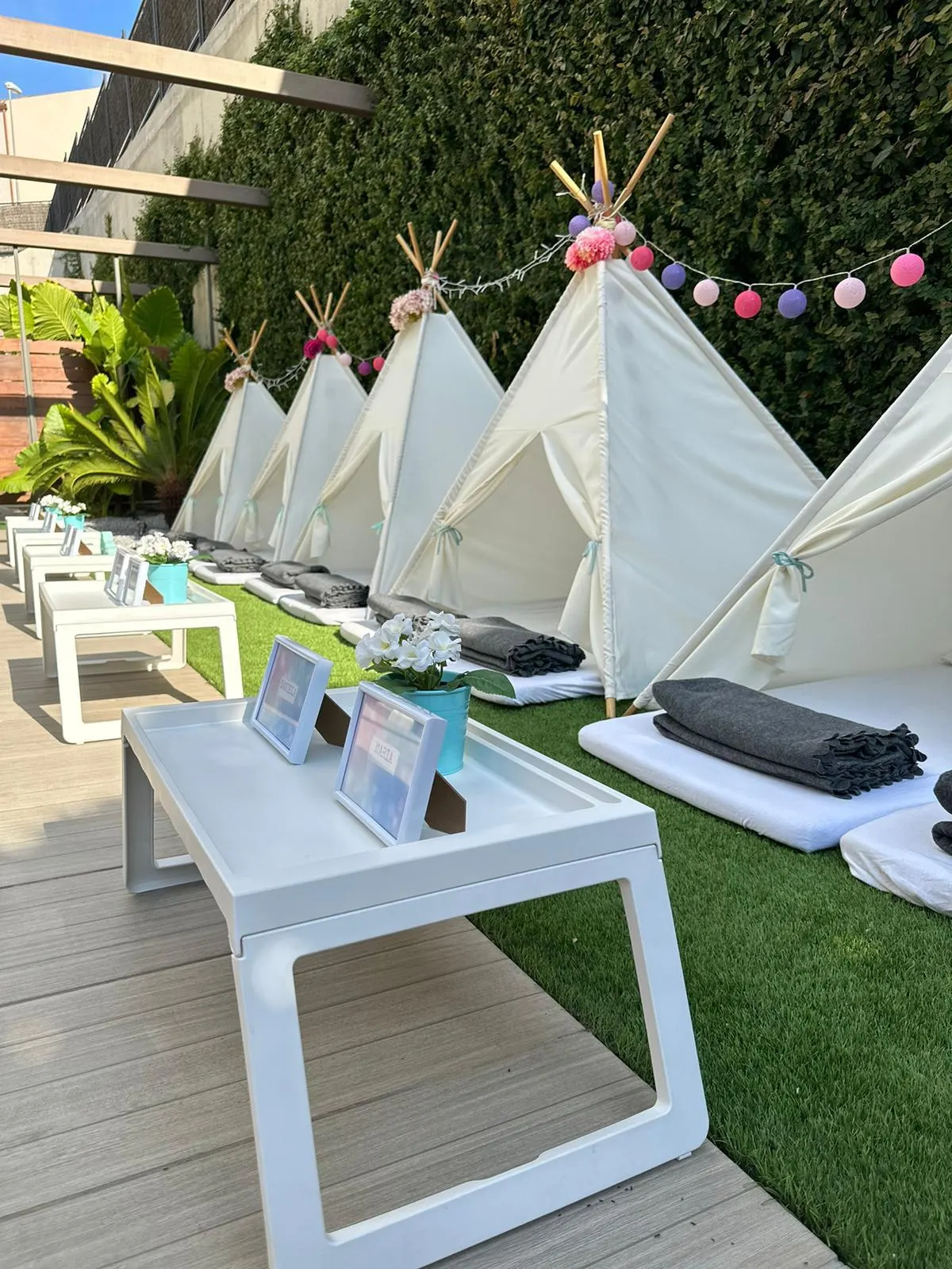 Muntatge de tipis per a una festa – muntatge 24