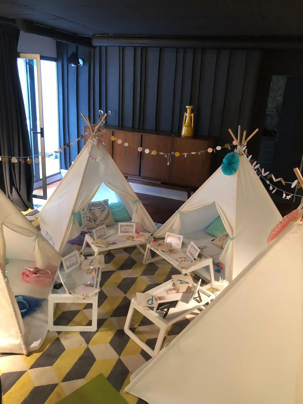 Muntatge de tipis per a una festa – muntatge 25