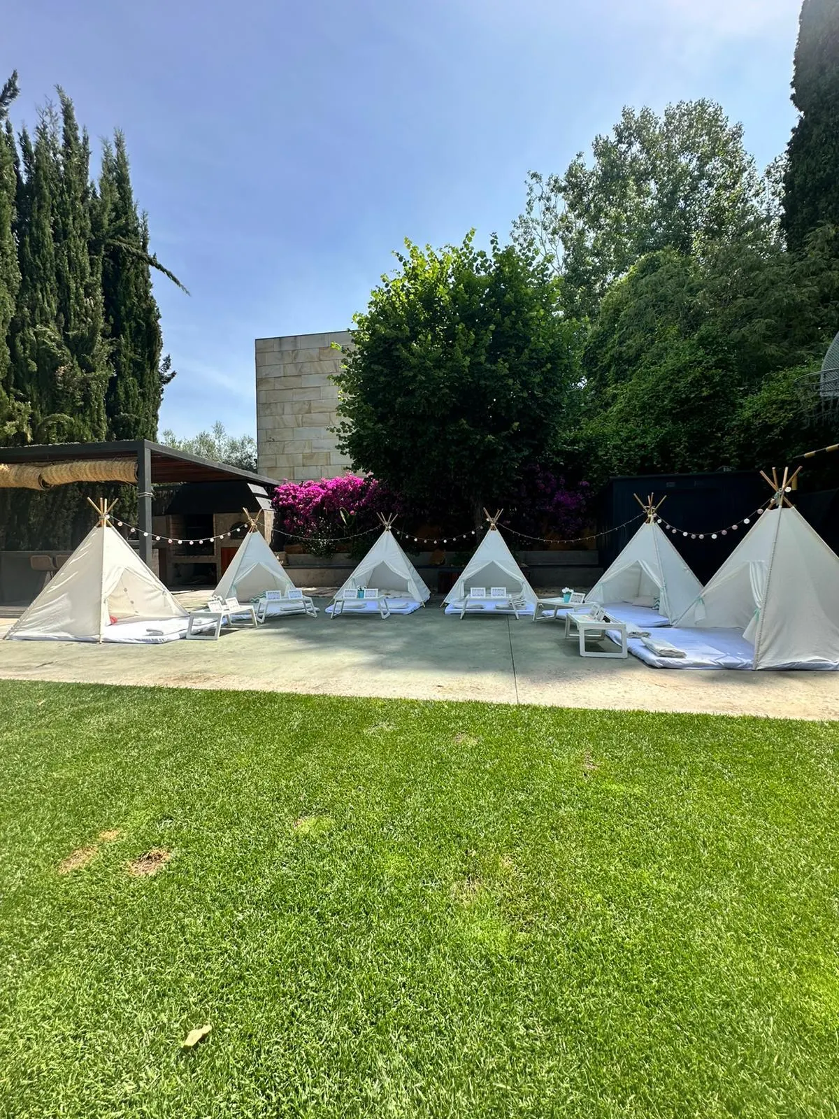 Muntatge de tipis per a una festa – muntatge 26