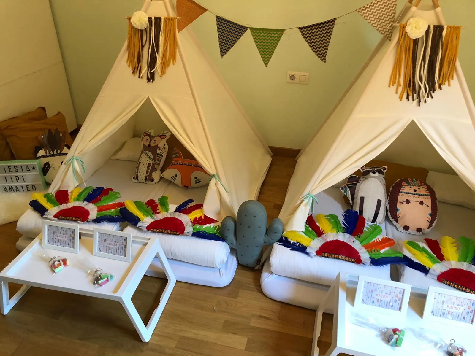 Tipi amb temàtica d'unicorns – muntatge 1