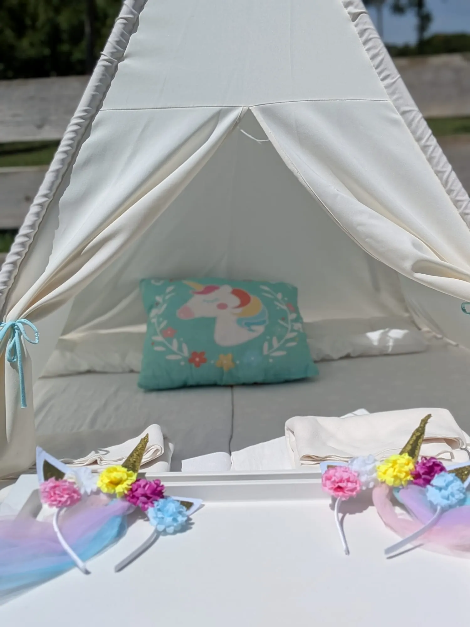 Tipi amb temàtica d'unicorns – muntatge 2